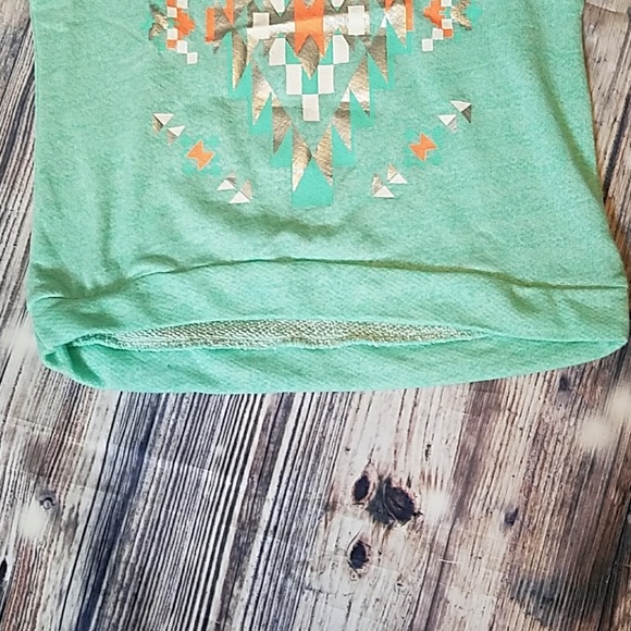 A super cute green short-sleeve like sweatshirt. - Picture 5 of 5